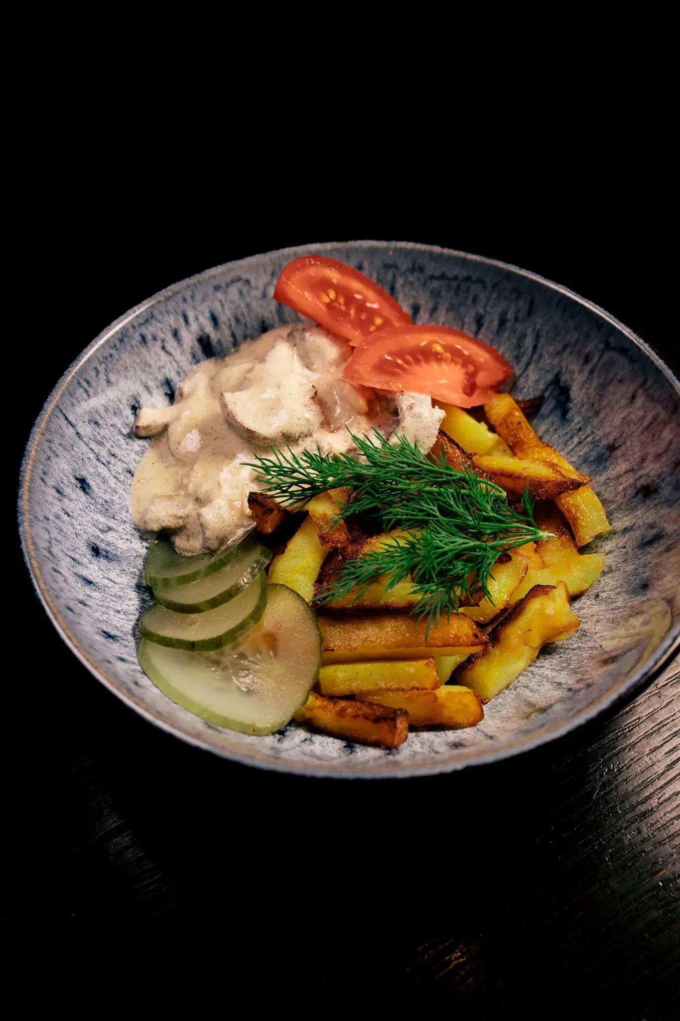 Бефстроганов с жаренным картофелем и маринованными огурчиками